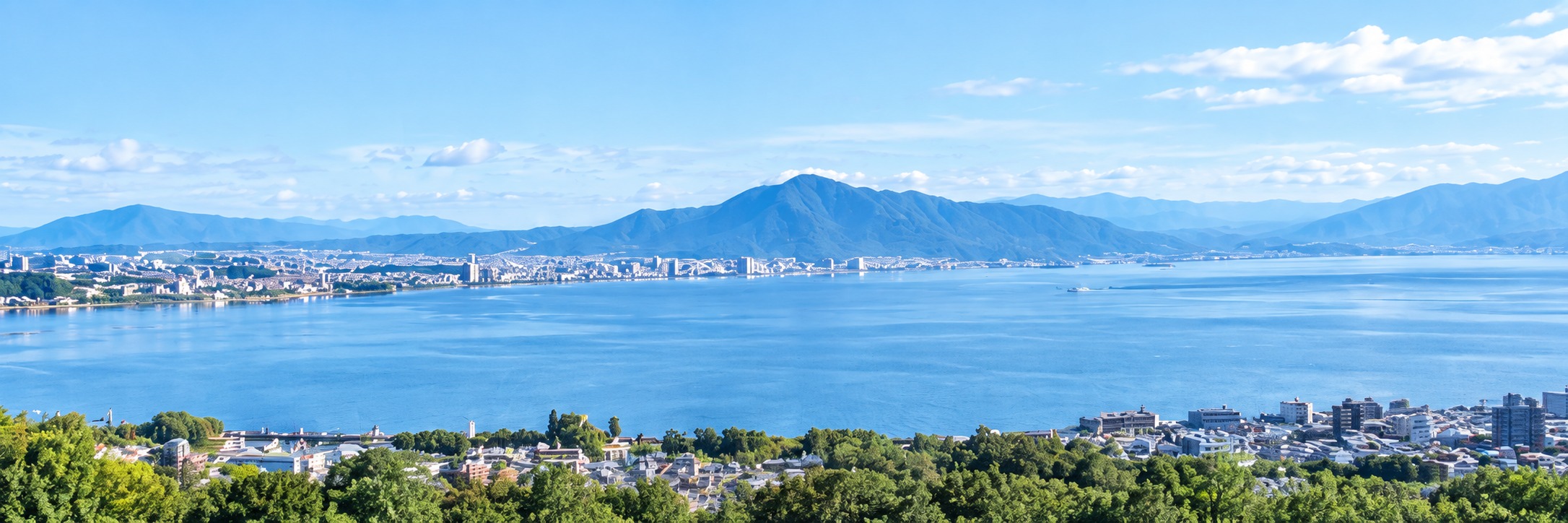 琵琶湖の水面と対岸の山並み