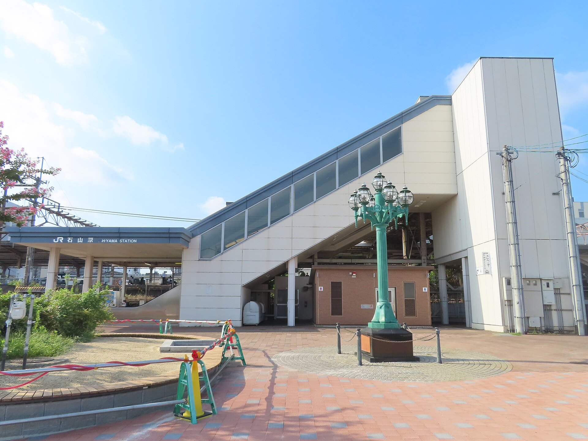 石山駅の駅舎